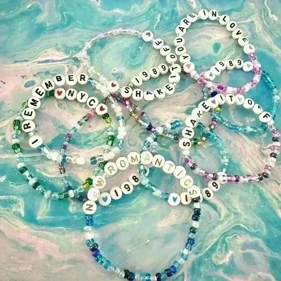 Pack of 20 friendship bracelets to wear or trade - Picture 3 of 3